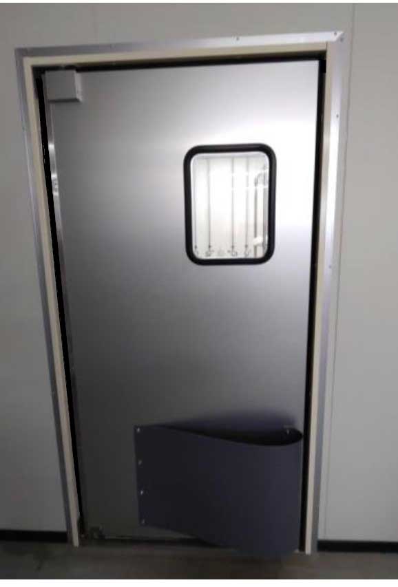 密閉タイプガスケットドア、四方枠（下部ステンレス沓摺／水切り）、表面材アルミ、窓透明、片開き