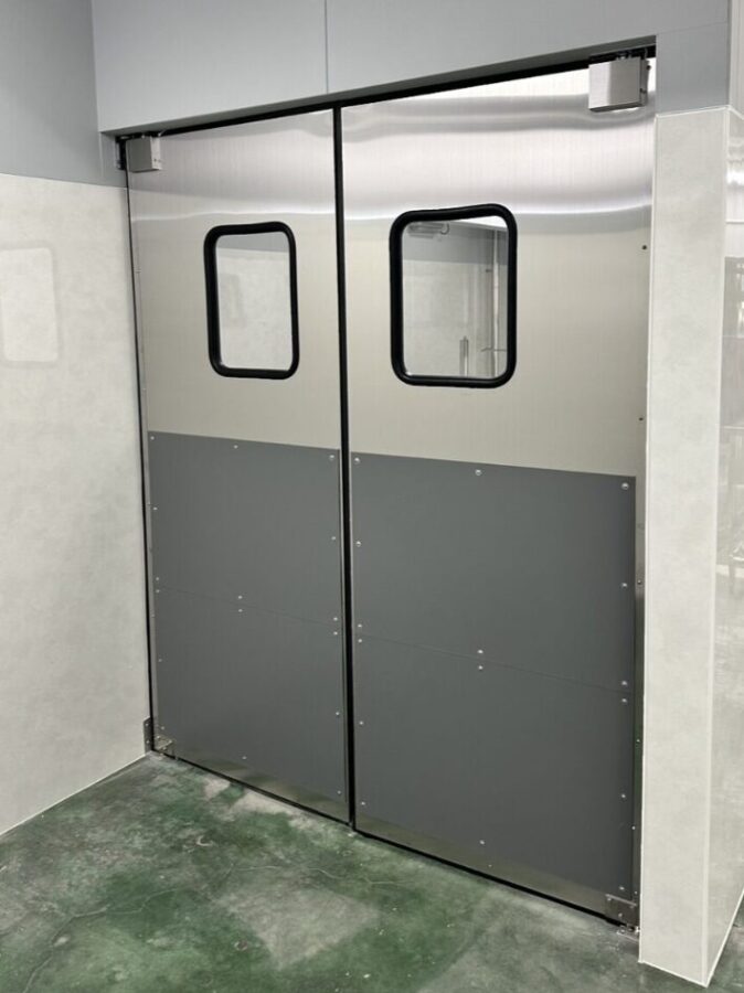 食品工場向け両開きステンレス430（安価タイプ）スイングドア（密閉タイプ、窓透明、平（フラット）バンパー付き）