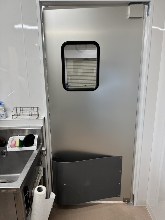 食肉加工場向け片開きアルミスイングドア（一般タイプ、窓透明、スプリングバンパーグレー付き）