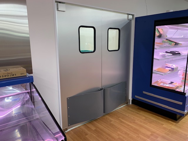 食品小売店向け両開きアルミスイングドア（一般タイプ、窓透明、スプリングバンパーグレー付き）