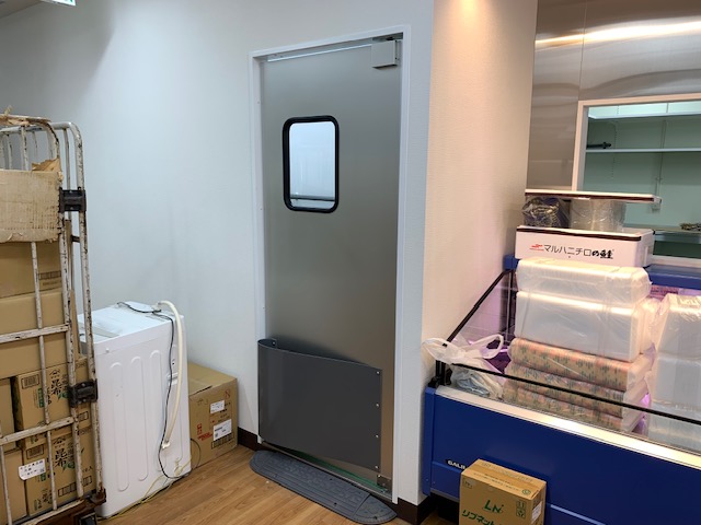 食品小売店向け片開きアルミスイングドア（一般タイプ、窓透明、スプリングバンパーグレー付き）