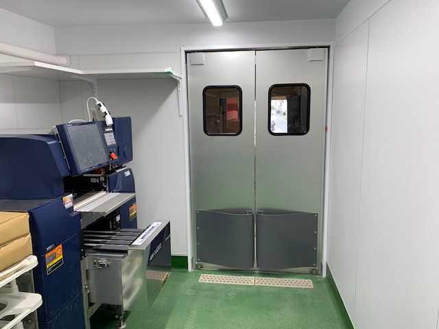 食品小売店向け両開きアルミスイングドア（一般タイプ、窓透明、スプリングバンパーグレー付き）