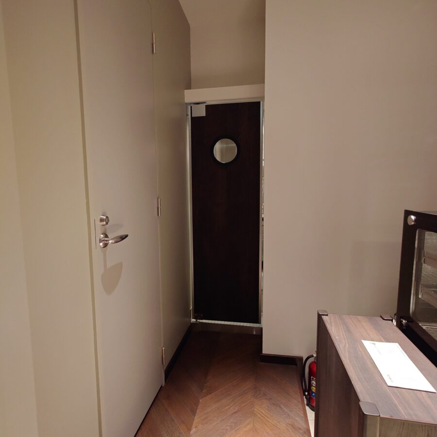 飲食店向け片開きメラミン化粧板スイングドア（一般タイプ、ハーフミラー窓、丸窓）