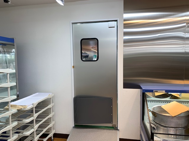 食品小売店向け片開きアルミスイングドア（一般タイプ、窓透明、スプリングバンパーグレー付き）