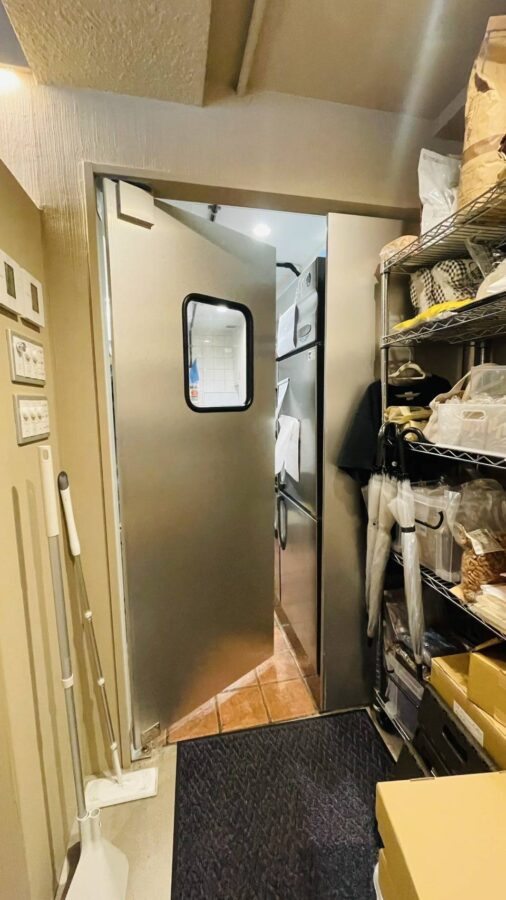 菓子店厨房向け片開きアルミスイングドア（一般タイプ、窓透明、親子ドア、鍵（フランス落とし）付き）