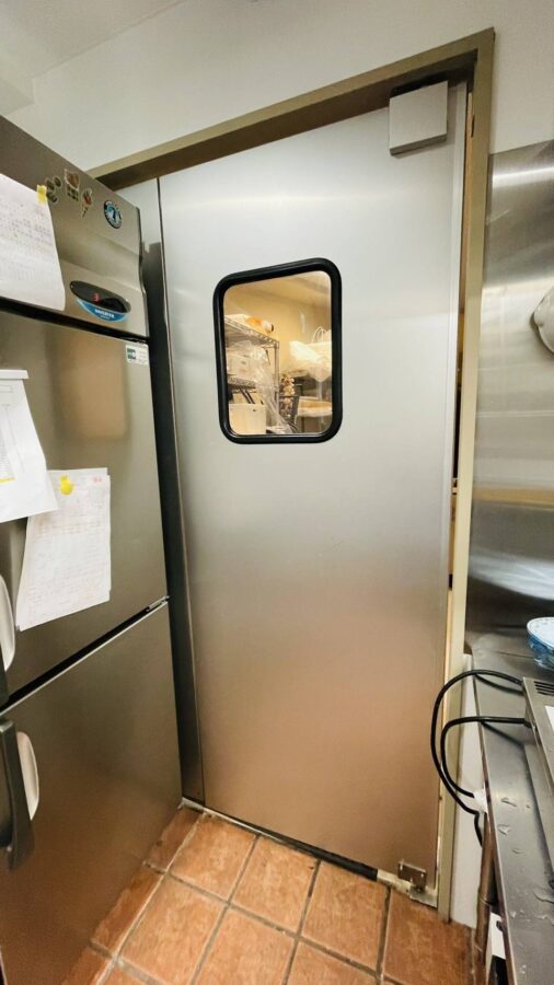 菓子店厨房向け片開きアルミスイングドア（一般タイプ、窓透明、親子ドア、鍵（フランス落とし）付き）