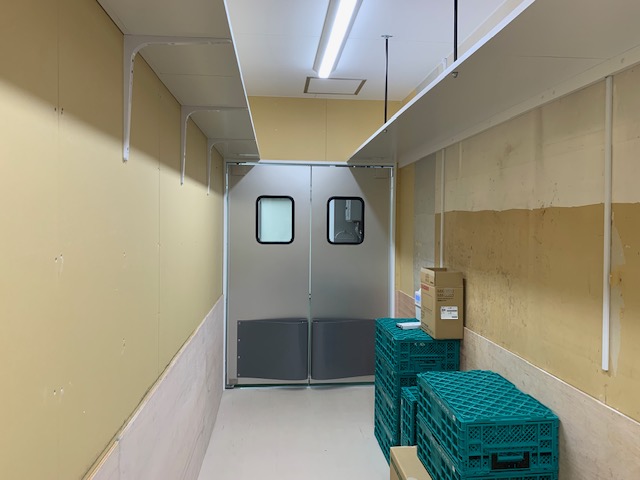 食品小売店向け両開きアルミスイングドア（一般タイプ、窓透明、スプリングバンパーグレー付き）