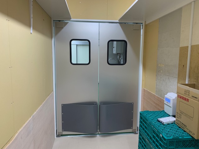 食品小売店向け両開きアルミスイングドア（一般タイプ、窓透明、スプリングバンパーグレー付き）