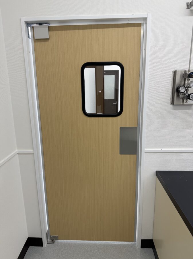 水処理施設向け片開きメラミン化粧板スイングドア（一般タイプ、窓透明、ハンドプレート付き）