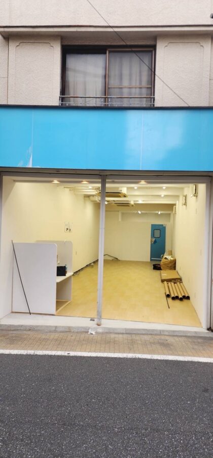 日用品小売店向け片開きアルミスイングドア（一般タイプ、ハーフミラー窓、鍵（サムターン／シリンダー）付き、ハンドプレート付き）