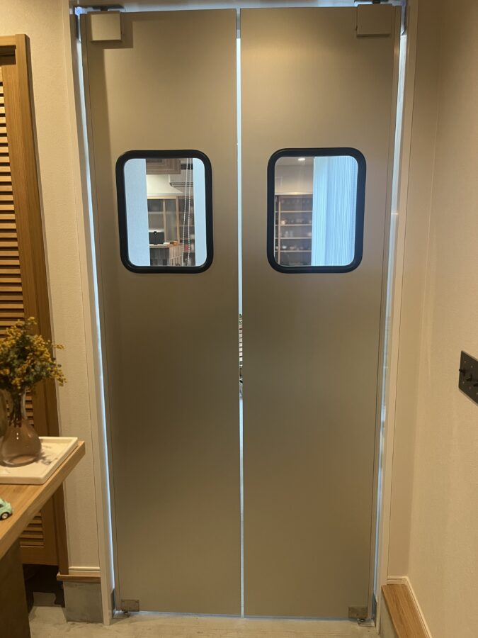 個人住宅向け両開きアルミスイングドア（一般タイプ、窓透明）