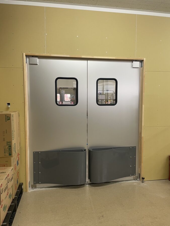 食品小売店向け両開きアルミスイングドア（一般タイプ、窓透明、スプリングバンパーグレー付き、大型）