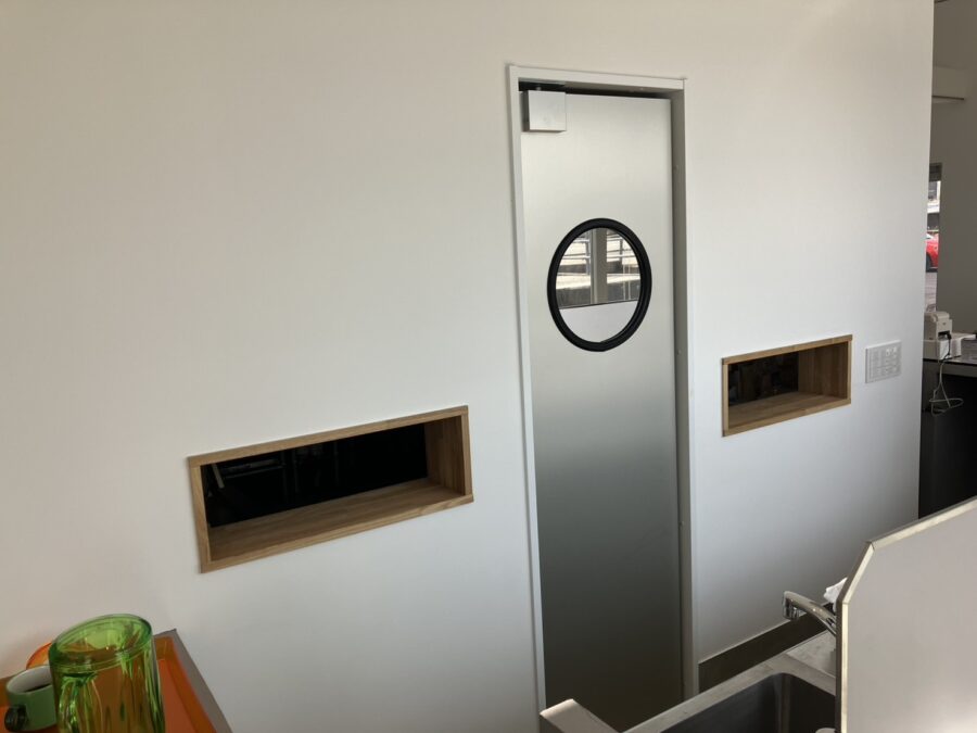 ペット用品店向け片開きアルミスイングドア（一般タイプ、ハーフミラー窓、丸窓、耐風圧対策済（外部仕切り））