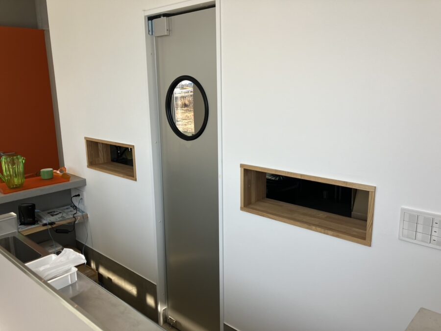 ペット用品店向け片開きアルミスイングドア（一般タイプ、ハーフミラー窓、丸窓、耐風圧対策済（外部仕切り））