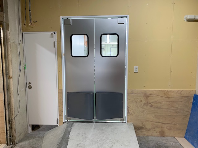 食品小売店向け両開きアルミスイングドア（一般タイプ、窓透明、スプリングバンパーグレー付き）