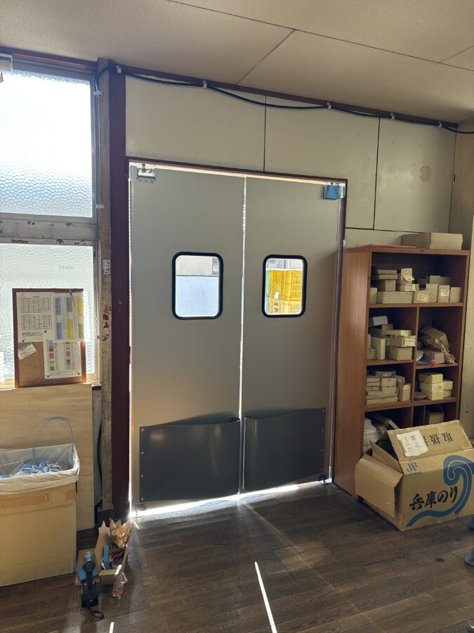 日用品製造工場向け両開きアルミスイングドア（一般タイプ、窓透明、スプリングバンパーグレー付き）