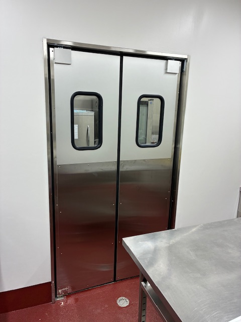 小学校リノベーション セントラルキッチン向け両開きアルミスイングドア（密閉タイプ、窓透明、狭小窓、平バンパーステンレス付き）