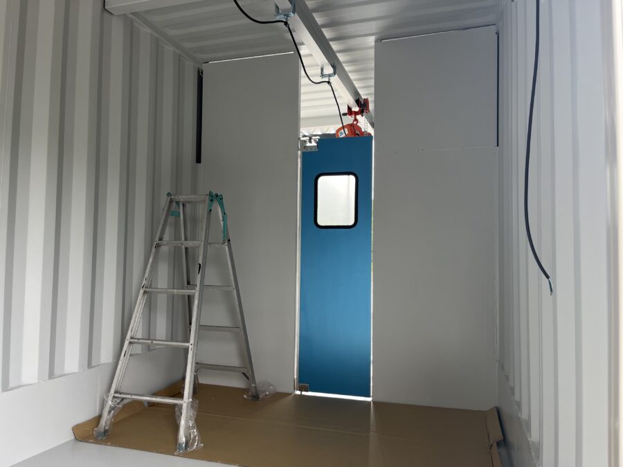 食肉加工施設向け片開きアルミスイングドア（一般タイプ、窓透明）