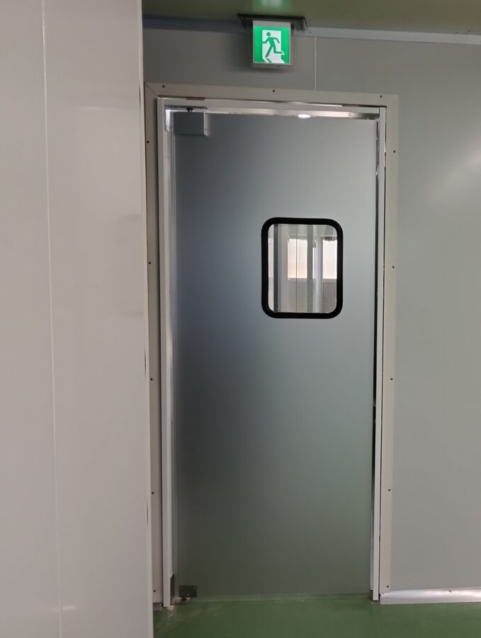 食品加工工場向け片開きアルミスイングドア（一般タイプ、窓透明）