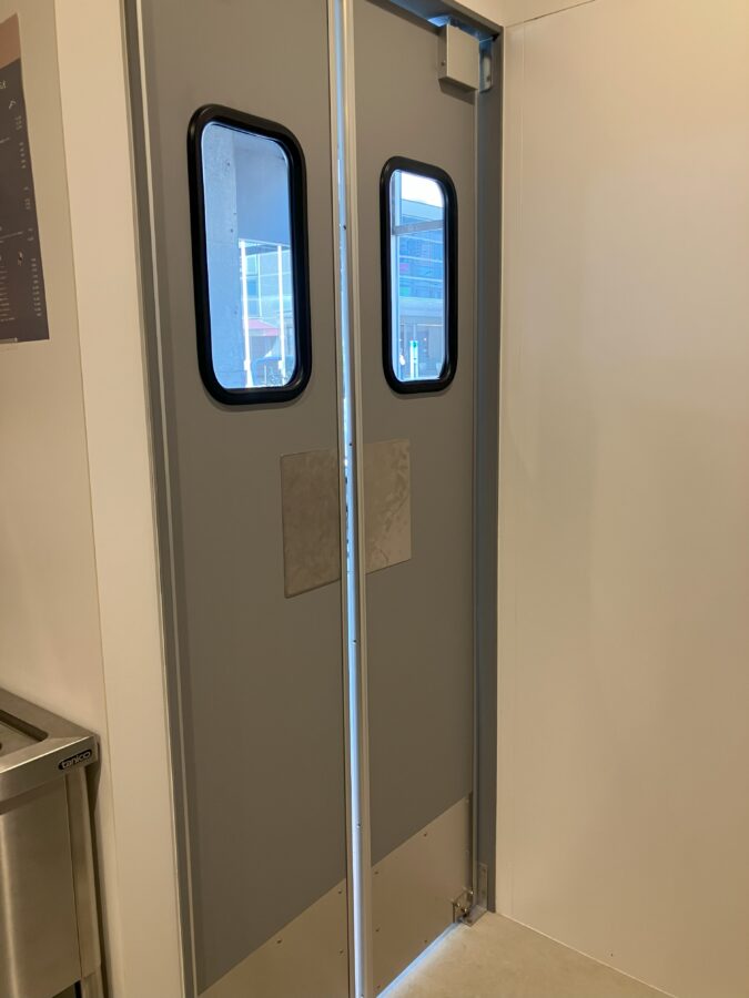 カフェバー向け狭小タイプ両開きメラミン化粧板スイングドア（一般タイプ、窓透明、キックプレート、ハンドプレート付き）