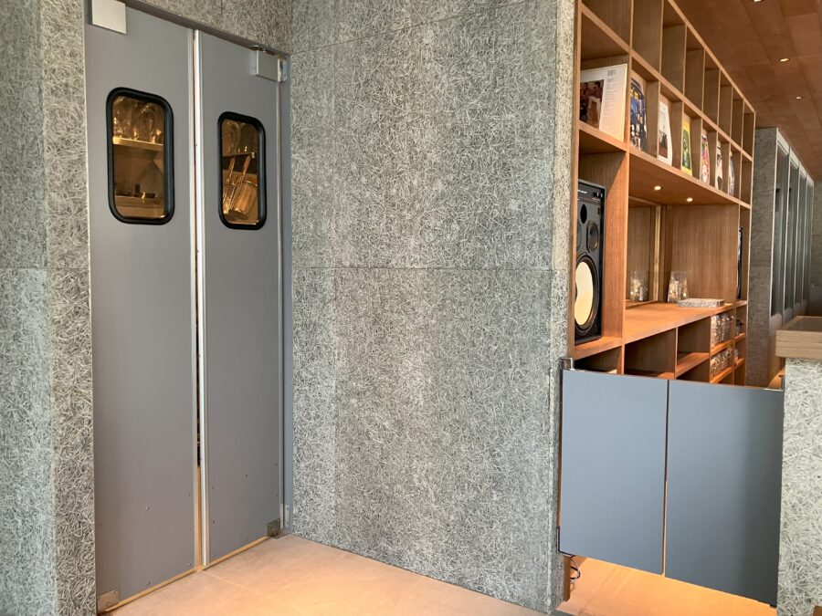 カフェバー向け狭小タイプ両開きメラミン化粧板スイングドア（一般タイプ、窓透明、キックプレート、ハンドプレート付き）