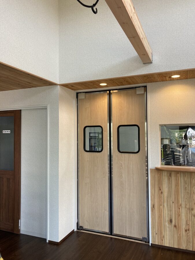 カフェ兼住宅向け両開きメラミン化粧板スイングドア（密閉タイプ、窓透明）