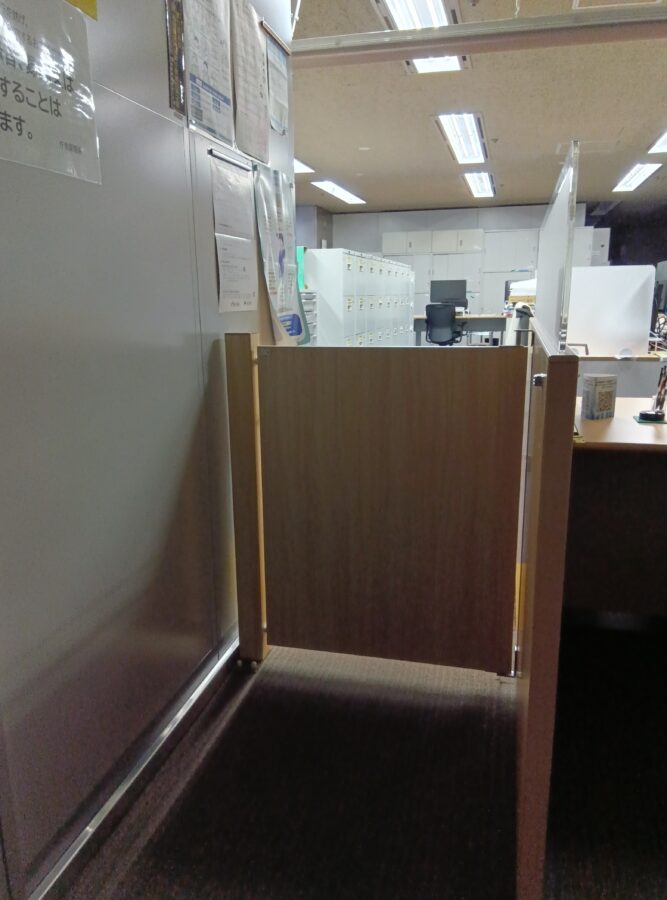 事務所向け片開きメラミン化粧板ミニスイングドア（鍵・フランス落とし付き、開けっ放し90度ストッパー付き）