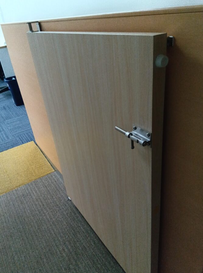 事務所向け片開きメラミン化粧板ミニスイングドア（鍵・フランス落とし付き、開けっ放し90度ストッパー付き）