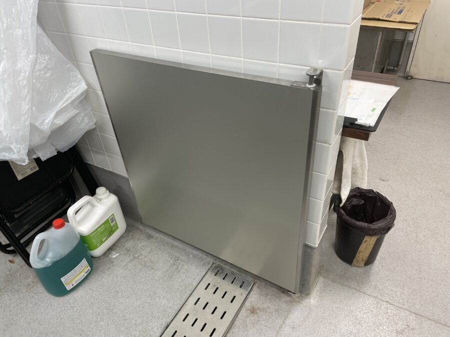 工場向け片開きアルミカウンタードア（ミニスイングドア、金属エッヂ材）90度ドアストッパー