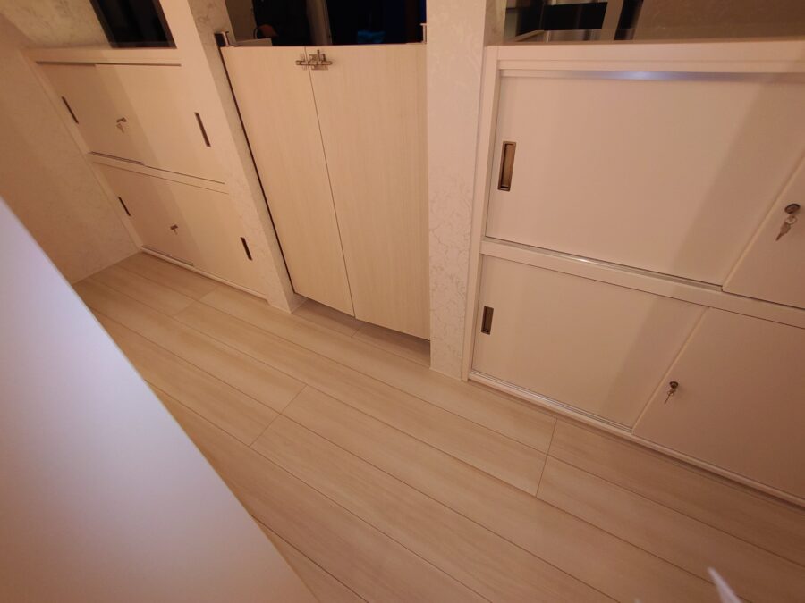 店舗向け両開きメラミン化粧板ミニスイングドア（鍵・フランス落とし 付き）