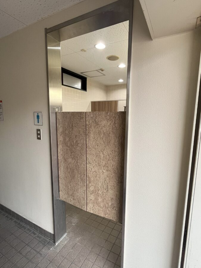 公共施設内屋外トイレ向け両開きメラミン化粧板ミニスイングドア