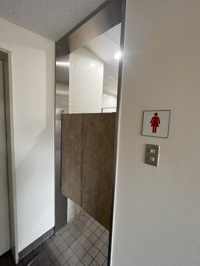 公共施設内屋外トイレ向け両開きメラミン化粧板ミニスイングドア