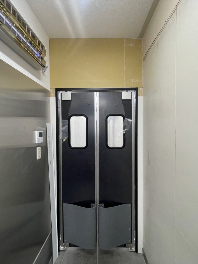 精肉・鮮魚加工工場向け両開きメラミン化粧板スイングドア（一般タイプ、窓透明、狭小窓、スプリングバンパーグレー付き）