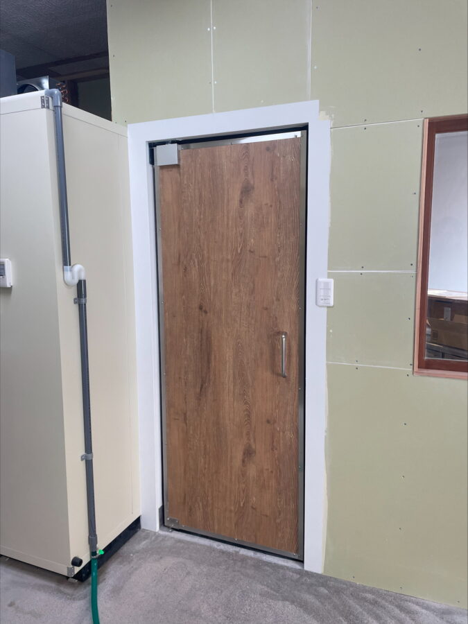 店舗向け片開きメラミン化粧板スイングドア（密閉タイプ、窓なし、片面パイプハンドル付き、戸当たり付き）