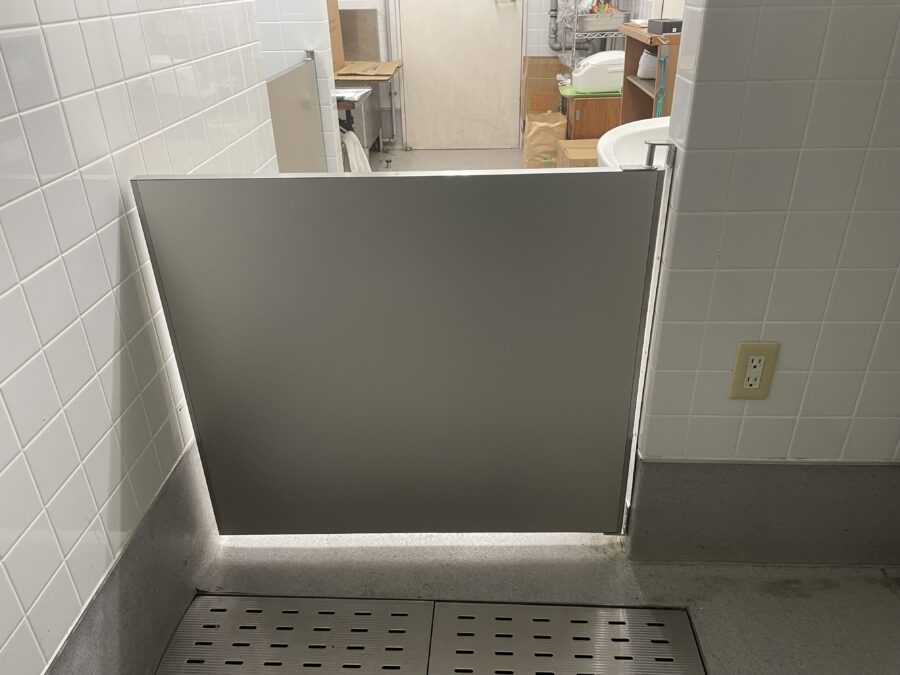 工場向け片開きアルミカウンタードア（ミニスイングドア、金属エッヂ材）