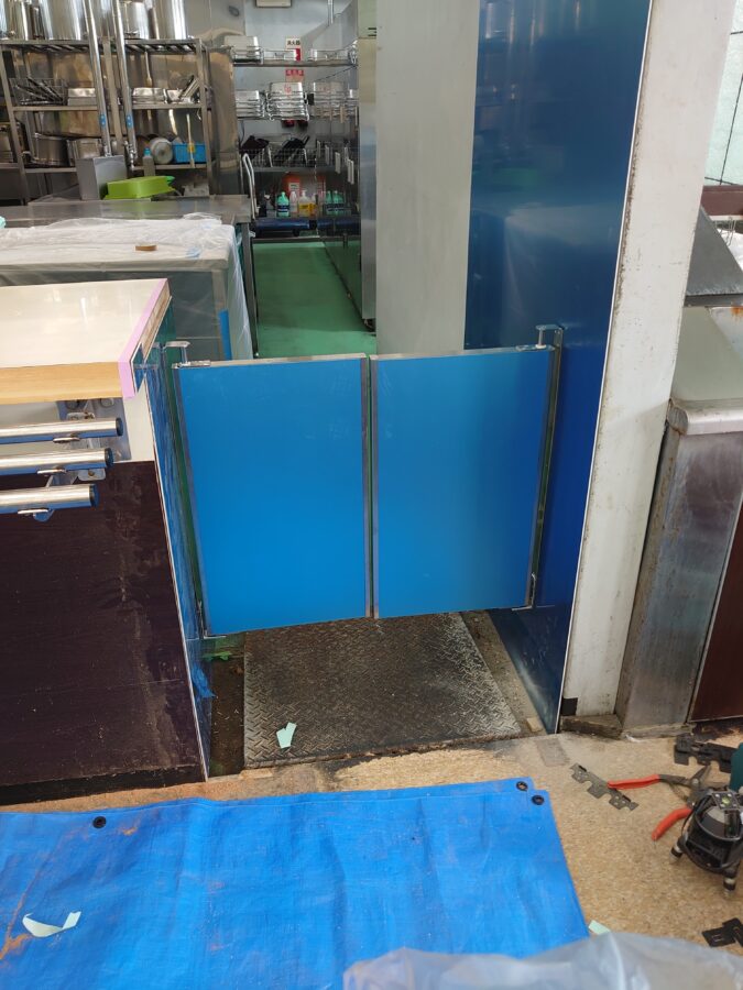 工場向け両開きアルミミニスイングドア（カウンタードア、金属エッヂ材）