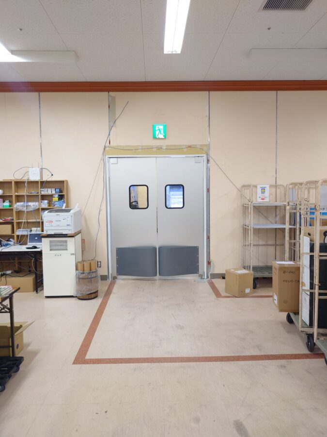 配送センター向け両開きアルミスイングドア（一般タイプ・窓透明・スプリングバンパーグレー付き）