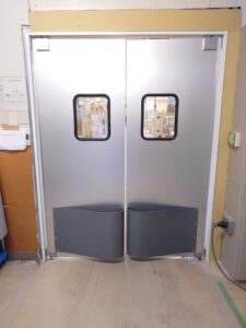 配送センター向け両開きアルミスイングドア（一般タイプ・窓透明・スプリングバンパーグレー付き）