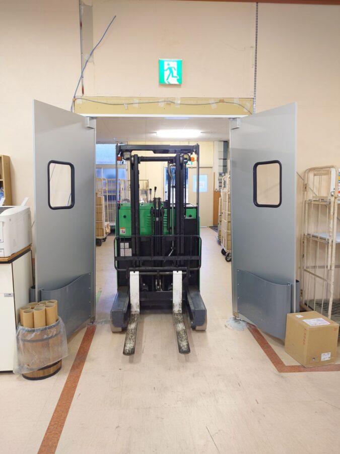 配送センター向け両開きアルミスイングドア（一般タイプ・窓透明・スプリングバンパーグレー付き）