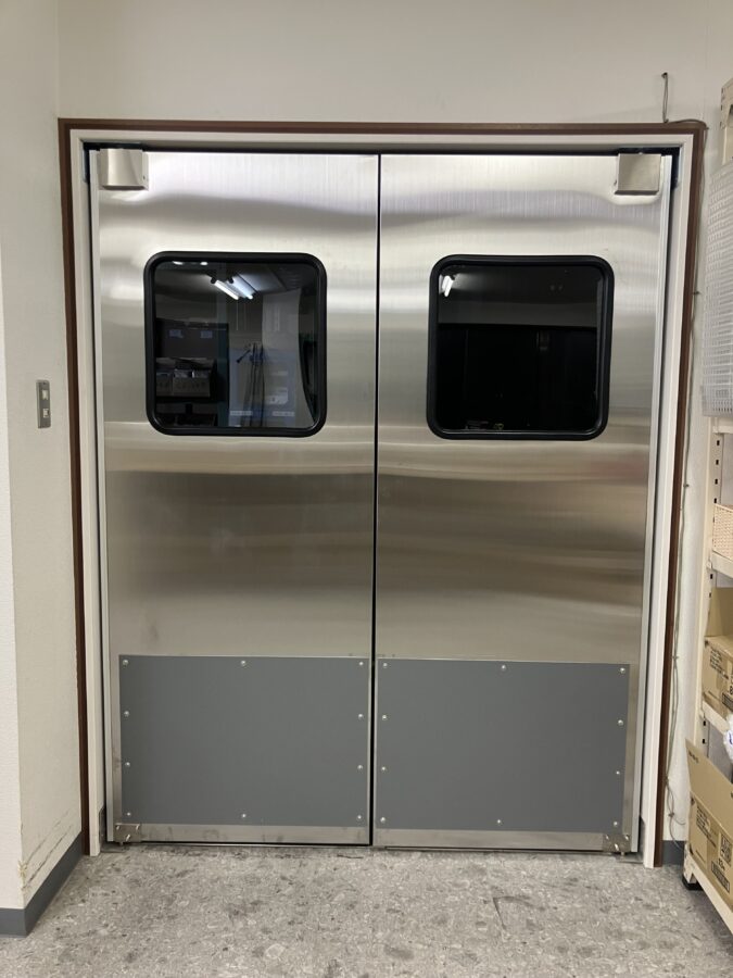 倉庫向け両開きステンレススイングドア（一般タイプ・窓透明・特殊窓・大型）