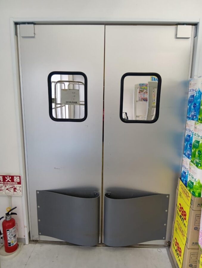 ドラッグストア向け両開きアルミスイングドア（一般タイプ、ハーフミラー窓、スプリングバンパーグレー付き、大型）