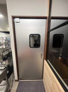 パン屋店舗向け片開きアルミスイングドア（一般タイプ・窓透明・戸当たり・ドアストッパー付き・パイプハンドル付き）