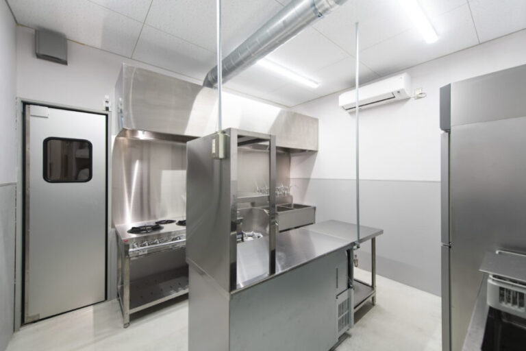 レストラン向け片開きアルミスイングドア（密閉タイプ・窓透明）