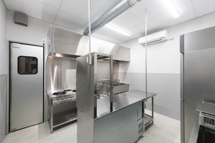 レストラン向け片開きアルミスイングドア（密閉タイプ・窓透明）