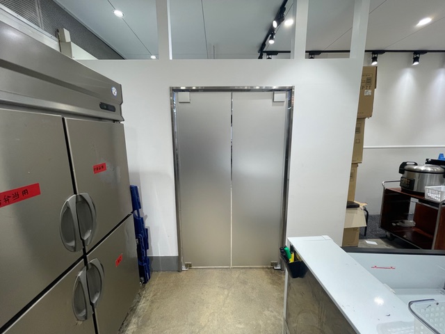 食品小売店向け両開きアルミスイングドア（一般タイプ、窓なし）