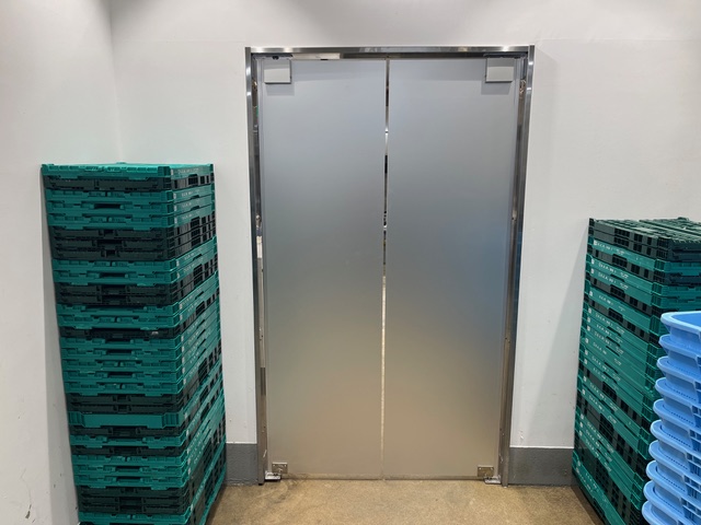 食品小売店向け両開きアルミスイングドア（一般タイプ、窓なし）