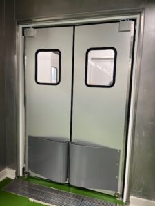 スーパー店舗向け両開きアルミスイングドア（密閉タイプ・窓透明・スプリングバンパーグレー付き）