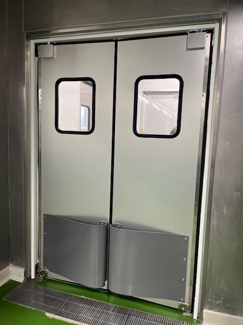 スーパー店舗向け両開きアルミスイングドア（密閉タイプ・窓透明・スプリングバンパーグレー付き）