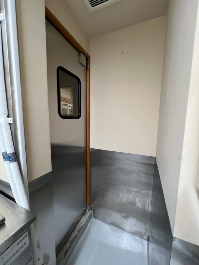 食品工場向け片開きステンレス430（安価タイプ）スイングドア（密閉タイプ・窓透明）