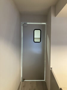 バー店舗向け片開きアルミスイングドア（一般タイプ・窓透明・狭小窓）